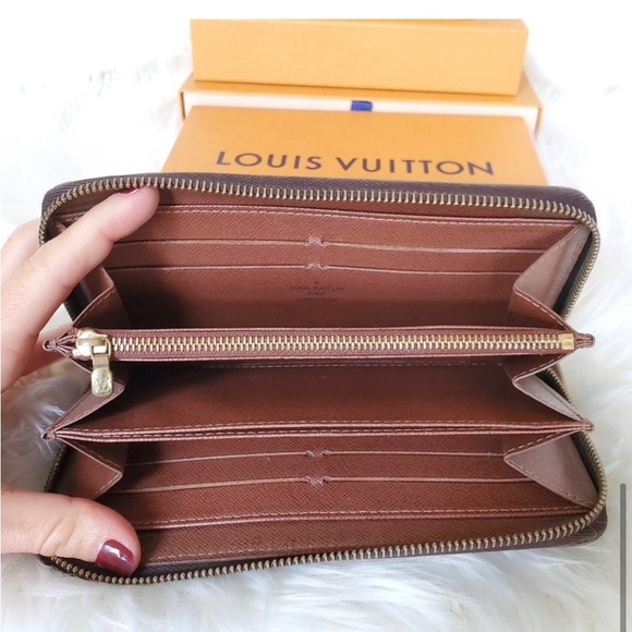 Louis Vuitton Monogram Zippy Wallet - Picture 5 of 6